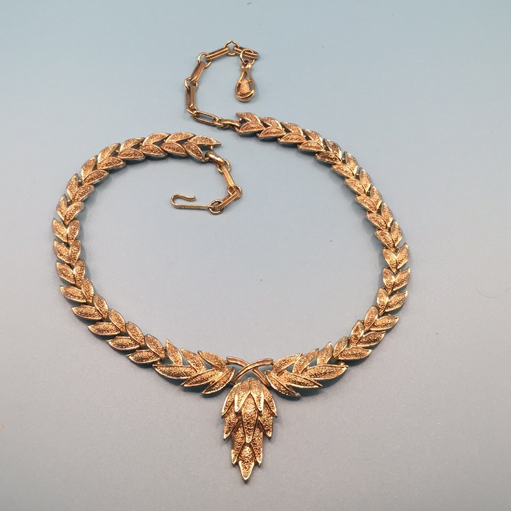 Beautiful Vintage Coro gold leaf necklace
